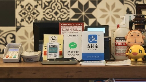 クレジットカードか電子決済サービスか銀行振込か